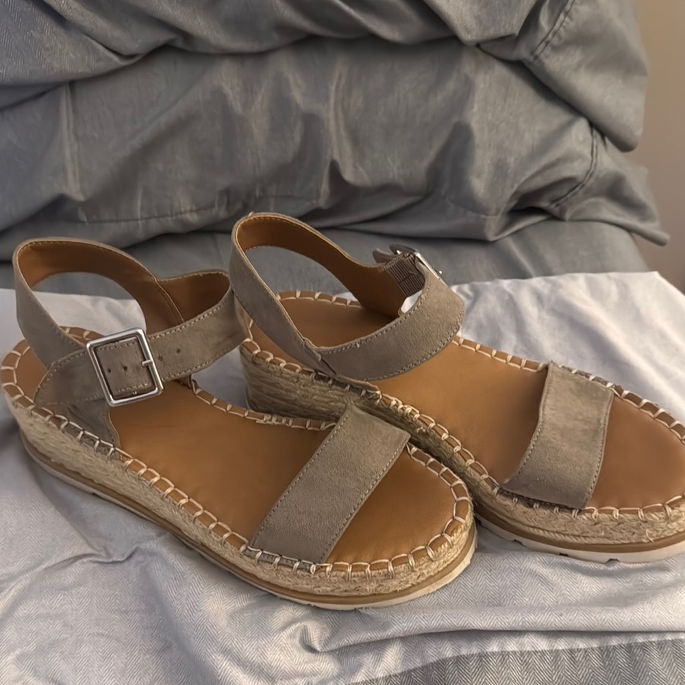 Universal Thread Gray Platform Sandals
